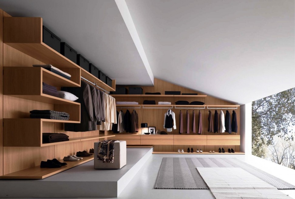 Beeldcitaat: http://www.homeplusdecor.com/wp-content/uploads/2014/01/furniture-extraordinary-large-walk-in-closet-design-idea-withbrown-walk-in-closet-with-clothes-shoes-photo-frame-pillows-black-boxes-white-wall-white-floor-tile-gray-white-rugs-and-white-pouff-972x656.jpg