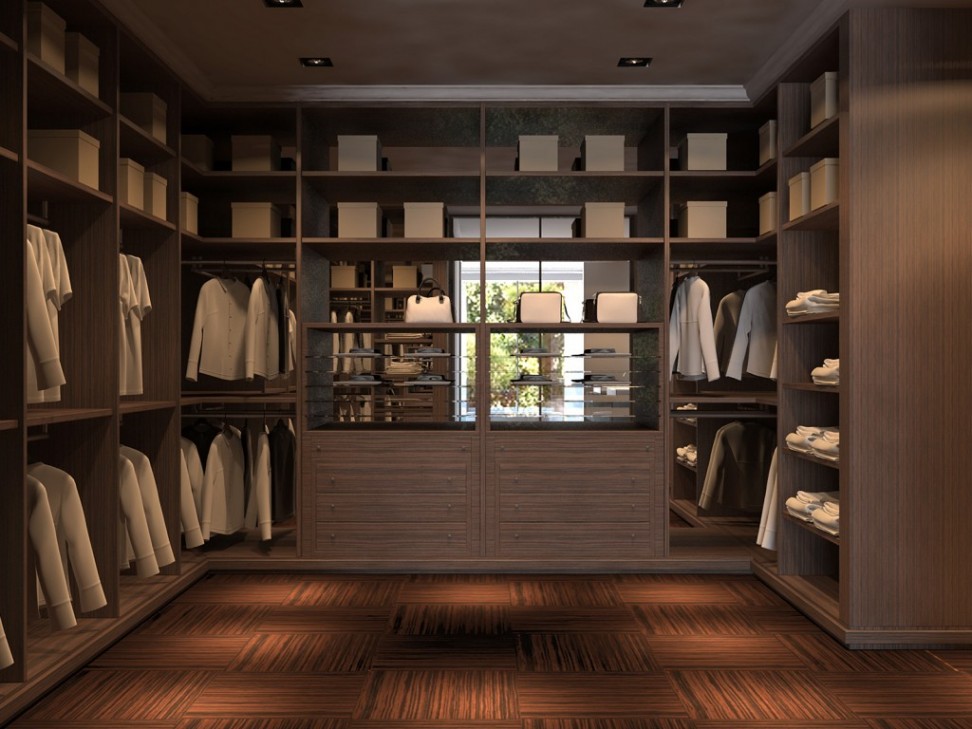 Beeldcitaat: http://www.homeplusdecor.com/wp-content/uploads/2014/02/furniture-elegant-brown-walk-in-closet-design-inspiration-with-clothes-boxes-brown-wooden-floor-tile-and-bags-stylish-walk-in-closet-design-inspiration-972x729.jpg