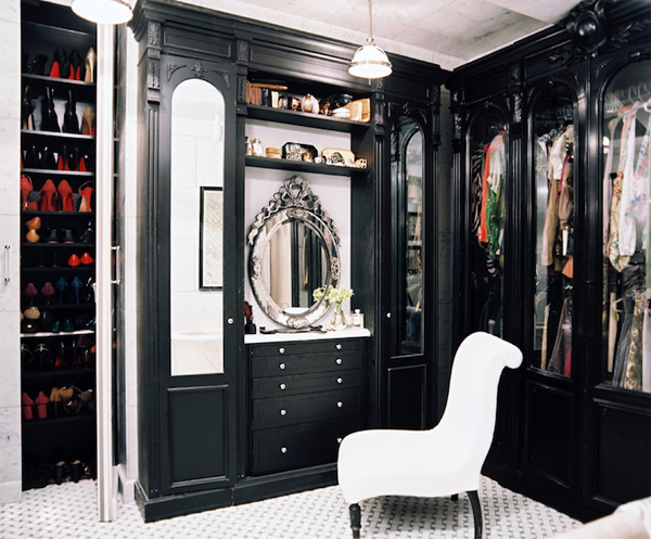 Beeldcitaat: http://www.freesharing.org/wp-content/uploads/2014/02/Powerful-Small-White-Sofa-Style-Walk-in-Closet-Designs-with-Luxury-Traditional-Decoration-Used-Black-Wooden-Furniture-.png