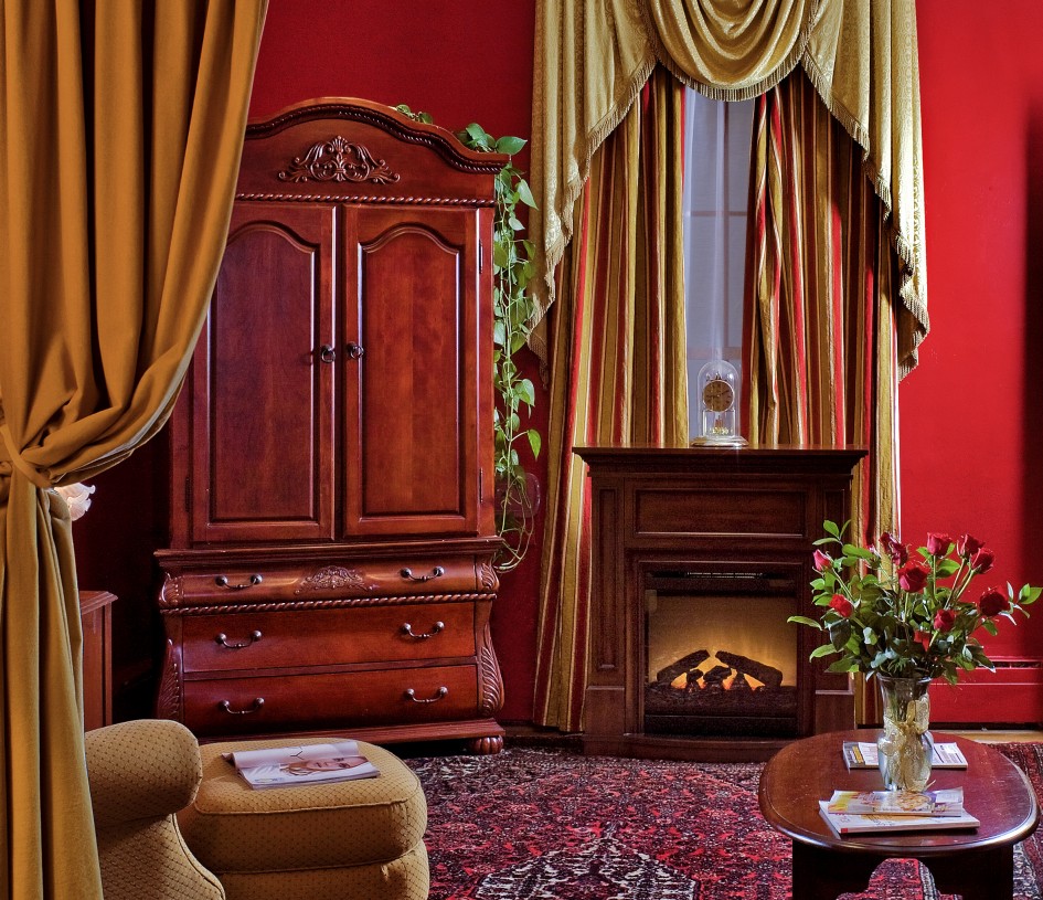 Beeldcitaat: http://www.bubaraba.com/wp-content/uploads/2014/01/amusing-modern-victorian-interior-design-ideas-lovely-red-wall-decoration-classic-dark-wood-cabinet-excellent-gold-satin-windows-covering-engaging-fireplace-mantels-945x815.jpg