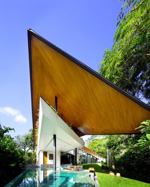 Beeldcitaat: http://www.tn173.com/insight/awesome-unique-roof-design-in-winged-house-design-by-kld-architects-19444.html