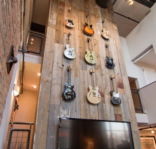 Beeldcitaat: http://onpine.com/wp-content/uploads/2014/04/indrustrial-interior-design-with-accent-wall-is-clad-in-reclaimed-barn-wood-and-is-used-to-display-the-owners-guitar-collection.jpg