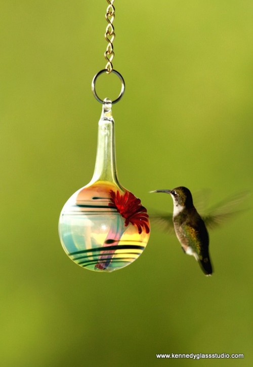 Beeldcitaat: https://www.etsy.com/listing/59913931/hummingbird-feeder-the-kennedy-style?ref=br_feed_2&br_feed_tlp=home-garden
