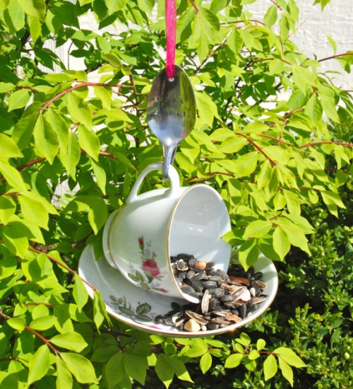 Beeldcitaat: https://www.etsy.com/listing/151093332/tea-cup-bird-feeder-with-hand-stamped?ref=br_feed_7&br_feed_tlp=home-garden