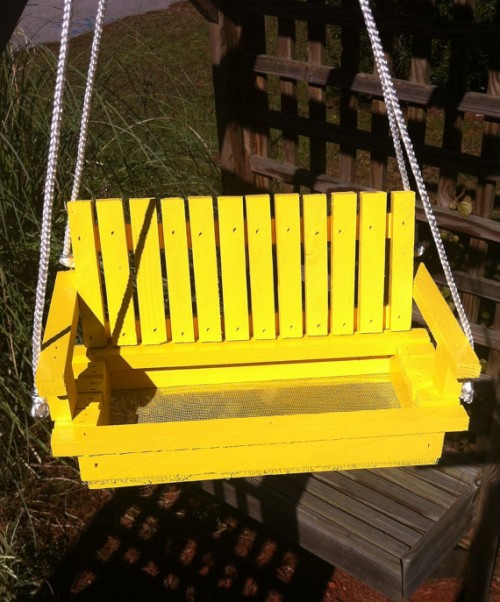 Beeldcitaat: https://www.etsy.com/listing/175930307/hand-made-wooden-porch-swing-bird-feeder?ref=br_feed_46&br_feed_tlp=home-garden