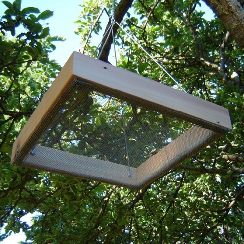 Beeldcitaat: https://www.etsy.com/listing/101393072/bird-feeder-durable-tray-style-from?ref=br_feed_13&br_feed_tlp=home-garden
