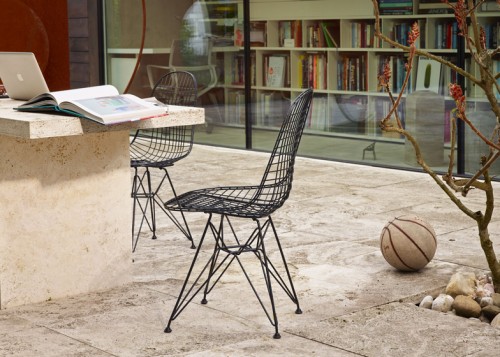 Beeldcitaat: http://www.dezeen.com/2014/06/14/vitra-eames-wire-chair-chair-outdoor-use/