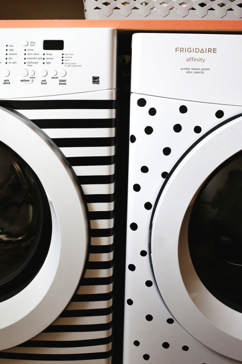 Beeldcitaat: http://www.abeautifulmess.com/2013/11/stripes-and-dots-elsies-washer-dryer-makeover.html