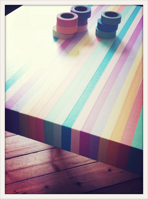 Beelcitaat: http://www.ladycroissant.com/2011/05/how-to-turn-white-table-into-rainbow.html
