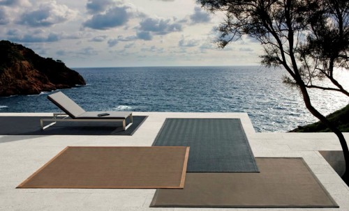 Beeldcitaat: http://www.jeremykalin.com/having-outdoor-rugs-in-your-furnitures-for-outdoor-experience/brown-grey-outdoor-rugs-set-stack-near-long-bench-toward-beach/