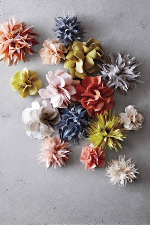 Beeldcitaat: http://www.flaxandtwine.com/2014/05/fabric-flower-tutorial/