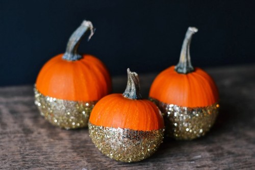 Beeldcitaat: http://www.the-farmersdaughter.com/blog/2013/10/diy-dip-dye-glitter-pumpkins.html